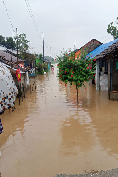 नेपाली सेनाद्वारा चितवनमा बाढीका कारण डुबानमा परेका क्षेत्रमा उद्वार (फाेटाेफिचर)